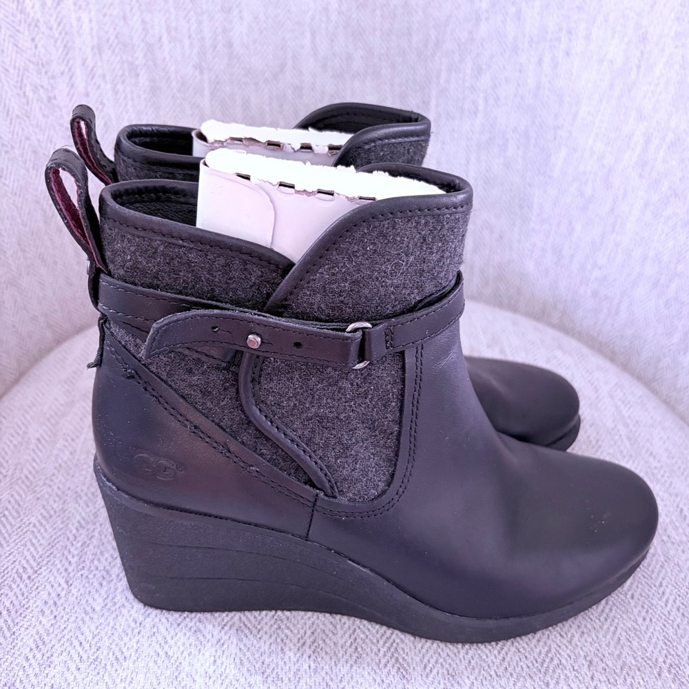 UGG Black Wedge Ankle Leather Boots with Felt Collar